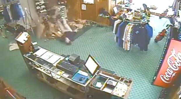 Reacţia INCREDIBILĂ a unor angajaţi atunci când colegul lor a căzut prin TAVAN la picioarele lor