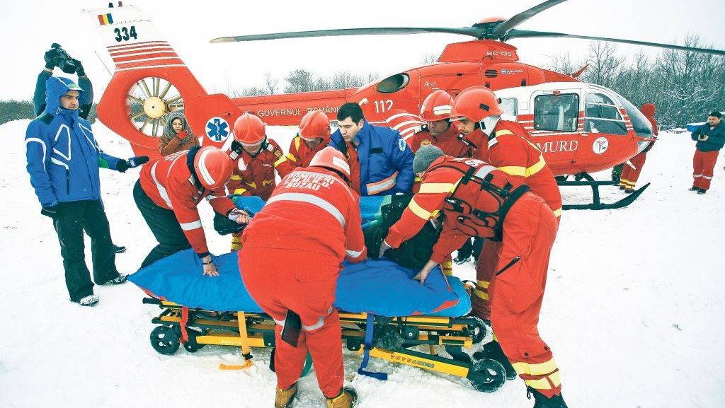 O femeie cu accident vascular şi un copil cu febră, preluaţi de elicopter şi duşi la spital
