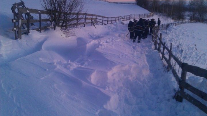 Peste 11.000 de oameni din patru localități prahovene, izolaţi din cauza ninsorii şi a viscolului