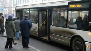 O femeie ŞI-A RUPT CLAVICULA într-un autobuz. Cum a fost posibil? 