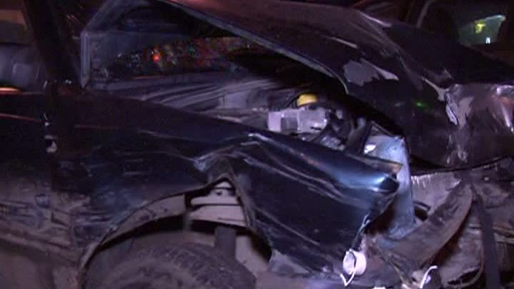 S-a suit beat la volan și a avariat cinci mașini. Avea 20 de litri de vin în autoturism