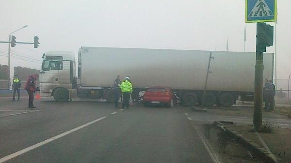 Accident teribil! A intrat cu mașina sub un TIR din cauza ceții
