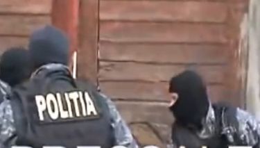 Filmul unei descinderi a mascaţilor, viral pe internet. Poarta le-a dat bătăi de cap poliţiştilor 
