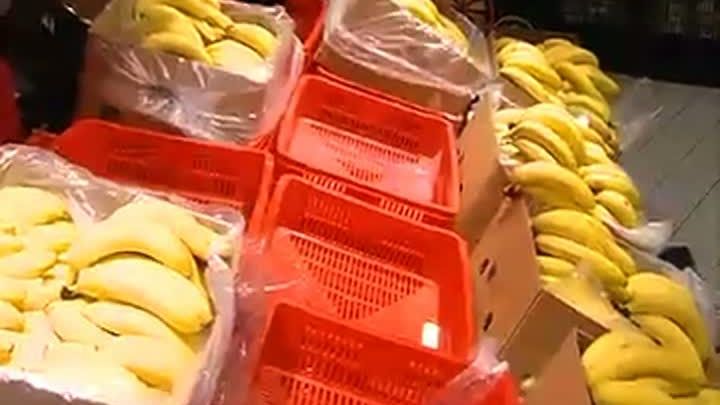 SUTE DE TIRURI CU ALIMENTE, BLOCATE. Supermarketurile nu s-au mai putut aproviziona