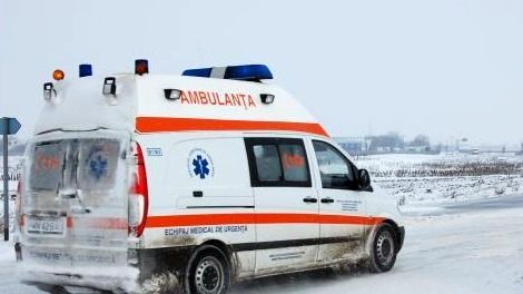 Două autospeciale SAJ Dâmboviţa au rămas blocate pe un drum judeţean când se întorceau de la cazuri