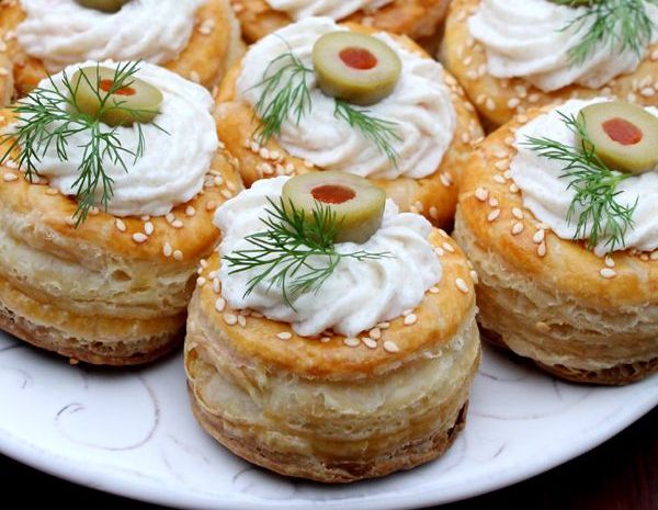 REŢETA ZILEI: Aperitiv cu icre şi măsline