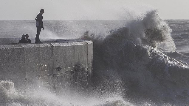 Imagini APOCALIPTICE. VALURI DE ZECE METRI pe coastele britanice