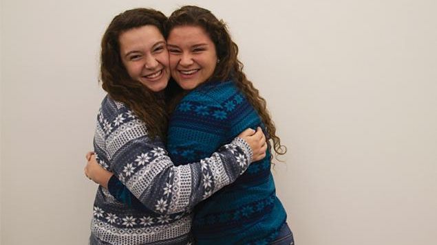 Două studente care semănau perfect au aflat că au acelaşi tată. Ce s-a întâmplat?