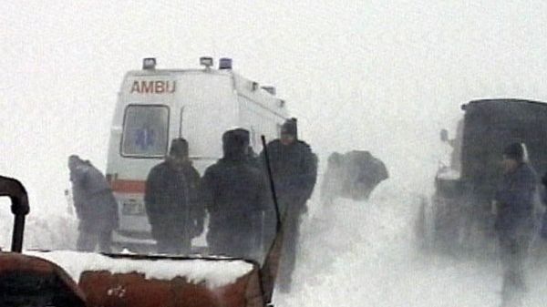 MINUNI ÎN NĂMEŢI. O tânără a născut în ambulanţă, în drum spre spital