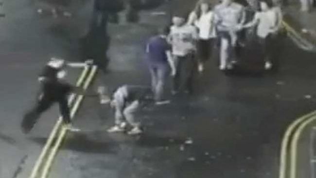 Ce a pățit un tânăr care s-a aplecat să-și lege șireturile. Opinia publică e șocată