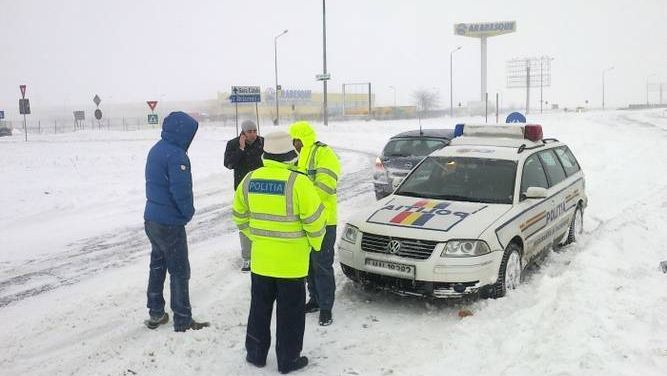 Accident în lanţ pe A2 cu aproximativ 20 de mașini implicate, o persoană fiind încarcerată