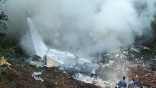 AVION PRĂBUŞIT LA CLUJ. Şapte RĂNIŢI: 2 PILOŢI, 4 MEDICI şi UN STUDENT 