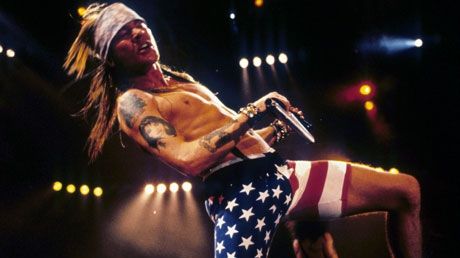 Cum arată Axl Rose, solistul trupei Guns N'Roses, la vârsta de 51 de ani