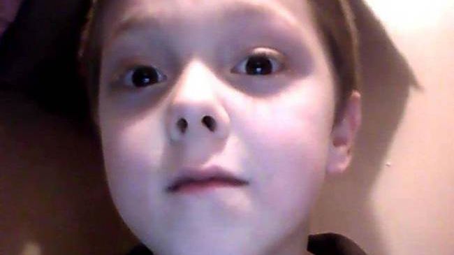 Un băiețel de 8 ani și-a salvat familia dintr-un incendiu, dar a murit ajutându-l pe bunicul său 