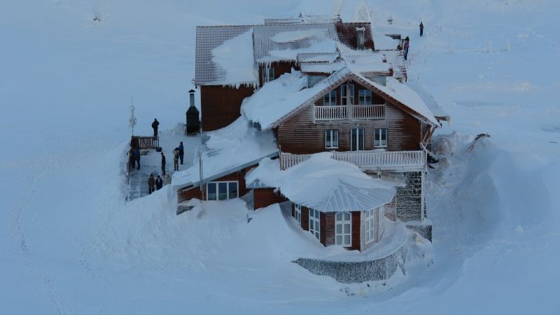 Turişti blocaţi la o cabană din Argeş 