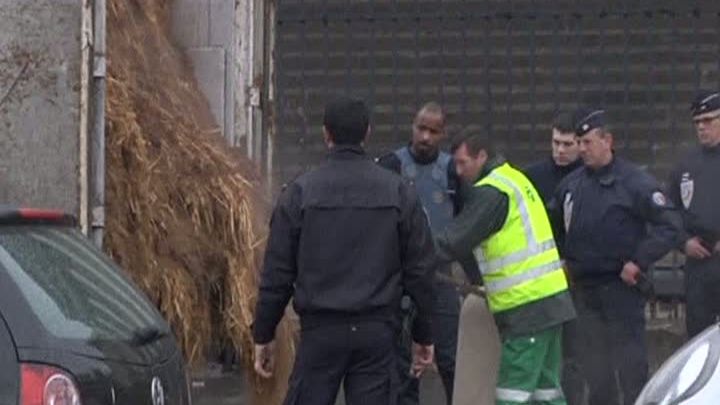 Un fermier a descărcat câteva tone de bălegar în faţa Adunării Naţionale