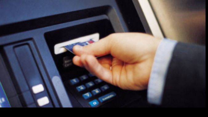 Patronatele bancare: Afişarea comisioanelor la ATM implică schimbarea sistemului şi costuri mari