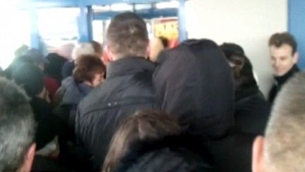 Bătaie pe mături electrice și adidași la un supermarket