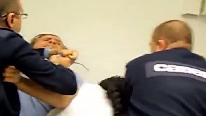 Doi soţi, SNOPIŢI în bătaie de paznicul unui magazin 