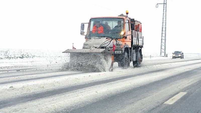 Primar din Buzău: "Firmele care fac deszăpezirea îşi bat joc de noi! Nu răspund la telefon!"