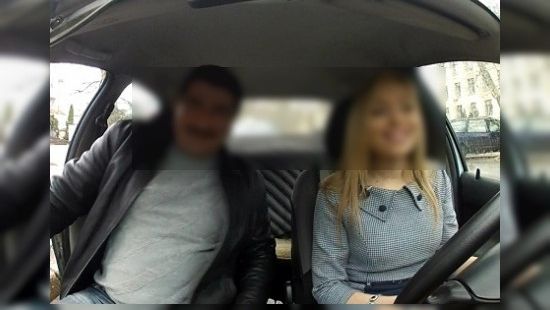 BLONDA CARE I-A ŞOCAT PE TOŢI ŞOFERII: A luat mâinile de pe volan şi şi-a acoperit ochii