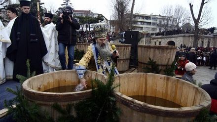 Trei persoane au ajuns la spital, după ce au leşinat în timp ce se înghesuiau să ia agheasmă