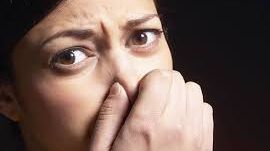 6 motive pentru care ai respiraţia urât mirositoare