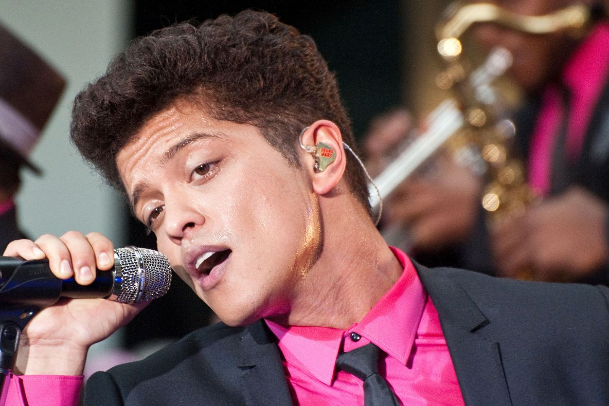 Cum arăta Bruno Mars la vârsta de șase ani. Se străduia să-l imite pe Elvis