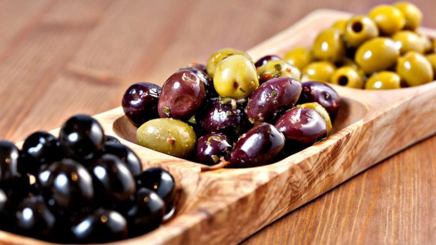 Cum să mănânci măslinele cu sâmburi la restaurant