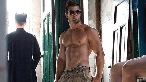 Daily Mail aruncă cu noroi în români, cu ajutorul unui "calendar ortodox gay" 