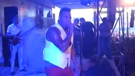 Cântăreț electrocutat pe scenă, în timpul unui concert