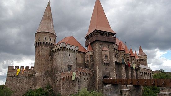 Cel mai înspăimântător castel din România revendicat de un tânăr. De ce crede că este moştenitor?