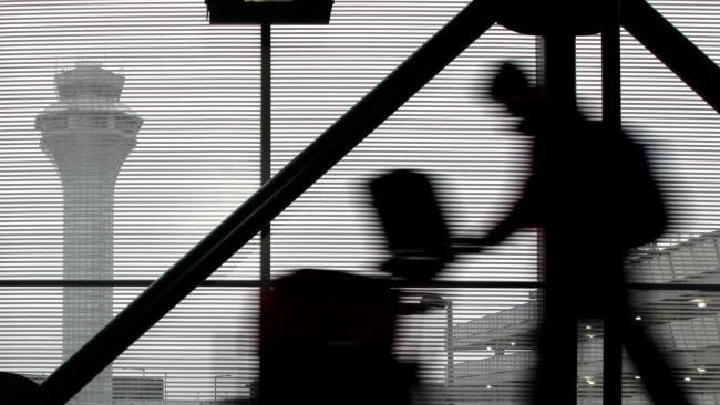 Uluitor: Ce a făcut un chinez pe un aeroport, în fiecare zi, timp de aproape un an