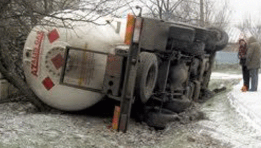 PERICOL DE EXPLOZIE: O cisternă cu acetonă, răsturnată în Bihor