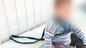 Răsturnare de situaţie la spitalul din Bacău. Ce spune mama copilului legat de pat 