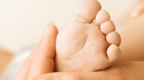 Ce dăm copiilor la o RĂCEALĂ: acetaminofen sau ibuprofen?