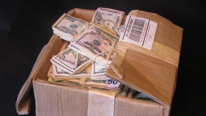 Povestea uimitoare a cutiei cu bani din imagine