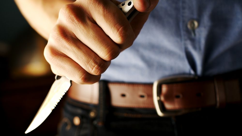 O femeie, ÎNJUNGHIATĂ şi TÂLHĂRITĂ de 35.000 de euro, la Galaţi