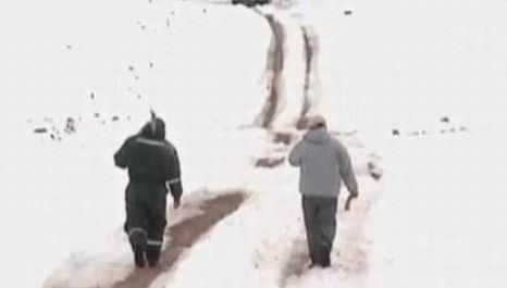 Bărbat scos mort de sub zăpadă de către medicii de la Ambulanţă