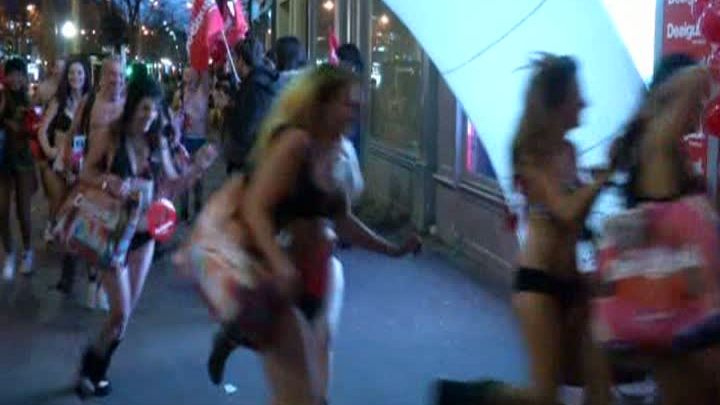 S-au dezbrăcat ca să primească haine GRATIS: "Studenţii n-au bani"