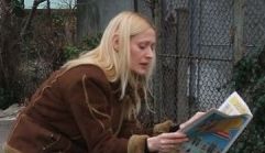 Protest INEDIT al unei SOPRANE. Şi-a dat pantalonii jos şi s-a aşezat pe WC în centrul oraşului 