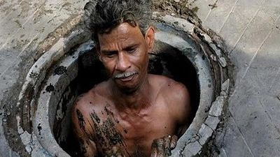 10 meserii MURDARE din trecut: alarmistul, căutătorul din canale, doctorul broaştelor