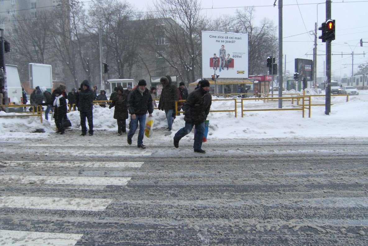 MARTOR OCULAR. Sectorul 6 din Capitală, rupt de lume după ninsoare. IMAGINI 