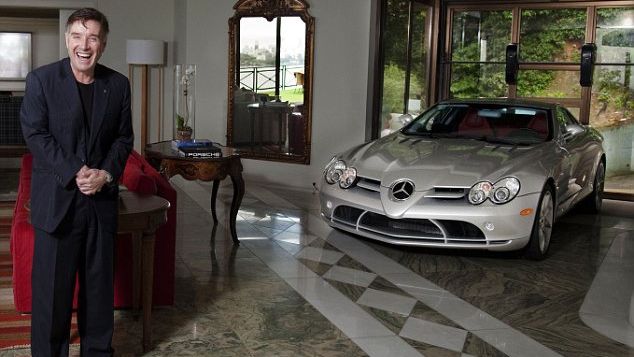 Miliardarul care îşi parca Mercedesul în sufragerie mai are doar 1% din avere