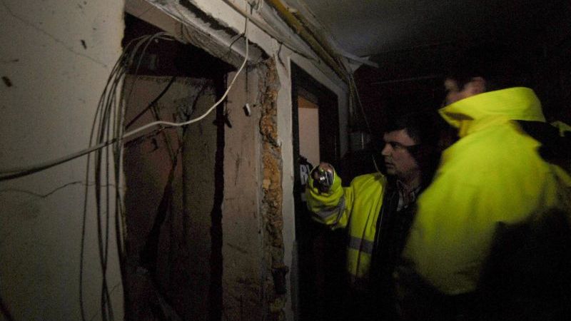 Locatarii unei scări de bloc din Comăneşti, evacuaţi de pompieri după apariţia unor scurgeri de gaze