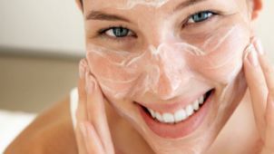 Tu te speli pe faţă corect? 10 greşeli care-ţi distrug tenul