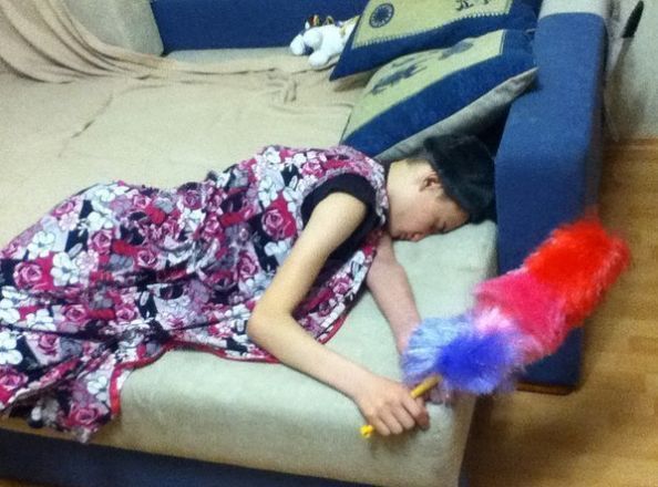 De ce NU trebuie să adormi la petrecere. Imaginile care au stârnit hohote de râs