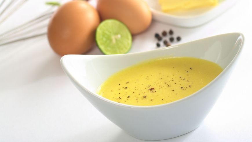 E unul dintre cele mai utilizate sosuri în bucătărie. Cum să-l faci într-un minut, fără să se taie  