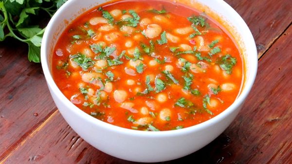 REŢETA ZILEI: Fasole în sos de roşii