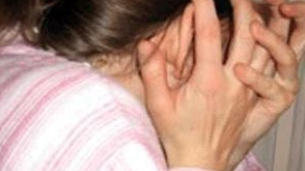 Fetiţă de 10 ani, schilodită de tată în bătaie în timp ce îşi apăra mama